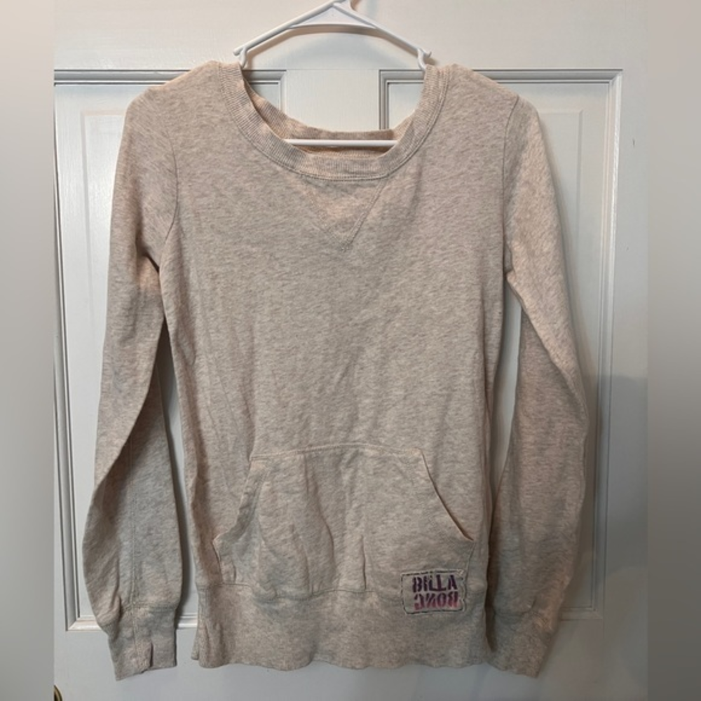 Lightweight Women’s Small Billabong sweatshirt with kangaroo pockets. No‎ stains